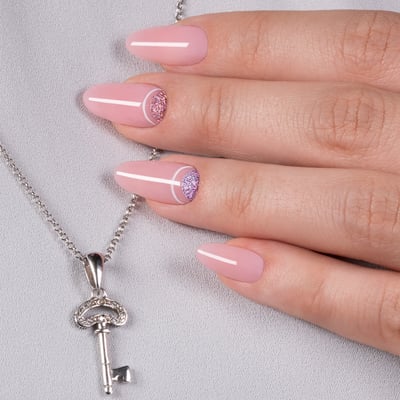 nude con glitter nel giro cuticole